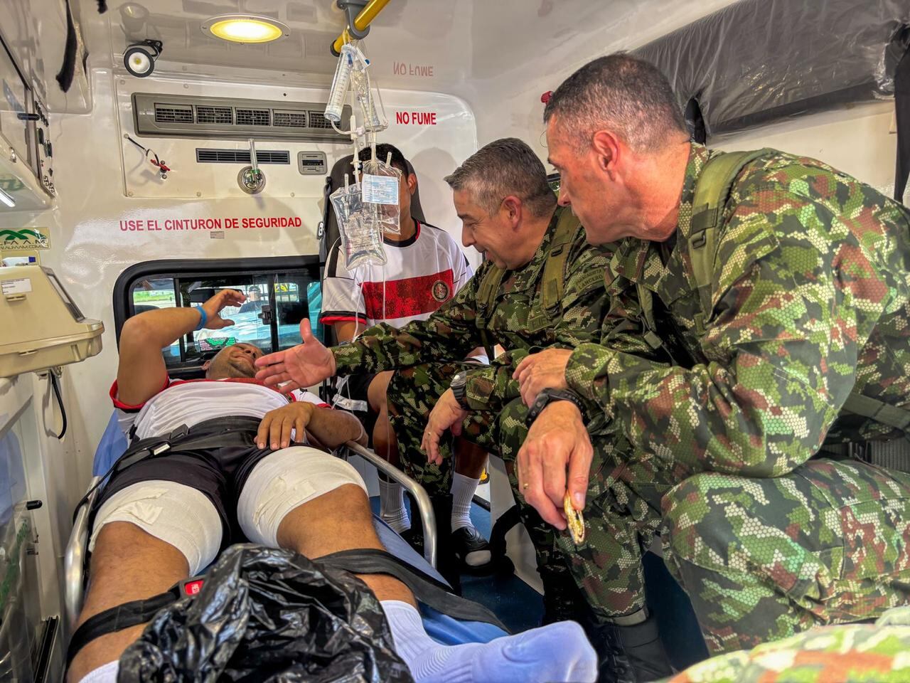 El comandante de la Fuerzas Militares, general Hugo Alejandro López, visitó a los soldados heridos en combate en Guaviare y acompañó su traslado a Bogotá.