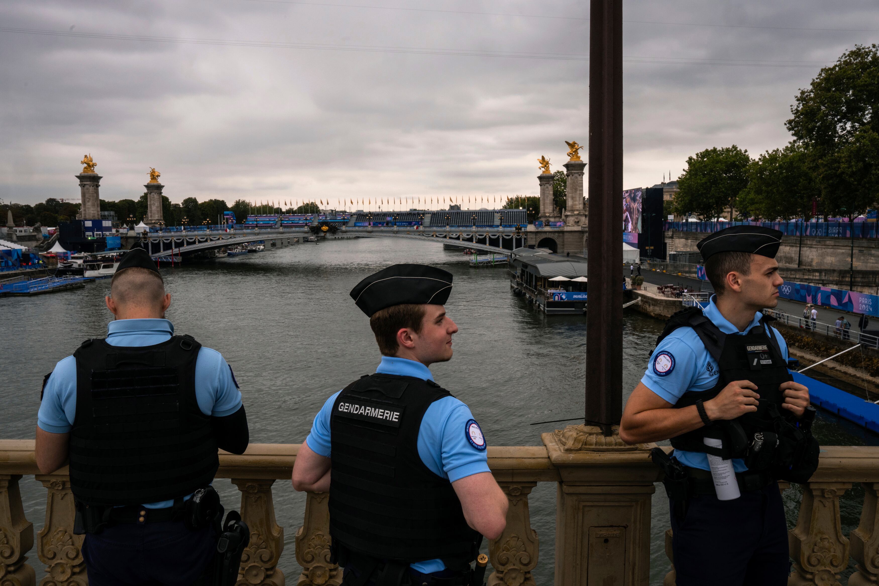 Agentes de policía montan guardia sobre el río Sena antes de la ceremonia de apertura de los Juegos Olímpicos de Verano de 2024, el viernes 26 de julio de 2024, en París, Francia. (Foto AP/Louise Delmotte)