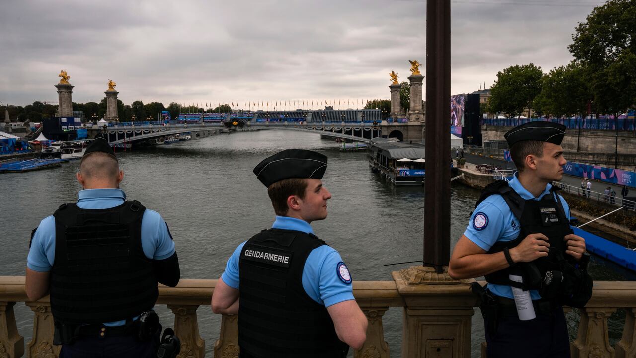 Agentes de policía montan guardia sobre el río Sena antes de la ceremonia de apertura de los Juegos Olímpicos de Verano de 2024, el viernes 26 de julio de 2024, en París, Francia. (Foto AP/Louise Delmotte)