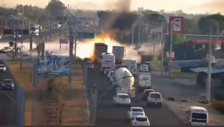 El hecho se presentó en una gasolinera ubicada sobre la carretera Tula-Tlalhuelilpan, a la altura de la colonia Iturbe, en el municipio de Tula de Allende.