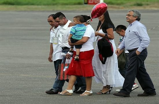 El concejal Marcos Baquero camina junto a su padre, Cristobal Baquero, su esposa, Olga Tao, el interlocutor del gobierno para supervisar las liberaciones, Eduardo Pizarro y otros familiares.