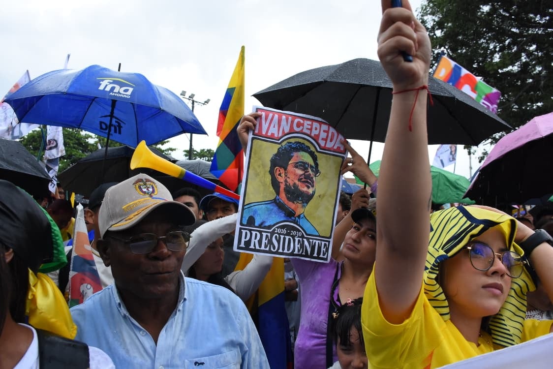 Ciudadanos esperan a Iván Cepeda en el Bulevar del Oriente de Cali este sábado 6 de junio de 2026.