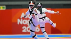 El japonés Hayate Suzuki, a la izquierda, compite contra Jeus Gabrial Derick Yape, de Filipinas, durante su partido mixto de cuartos de final de taekwondo virtual individual en los Juegos Asiáticos en Toyohashi, Japón, el viernes 2 de octubre de 2026.