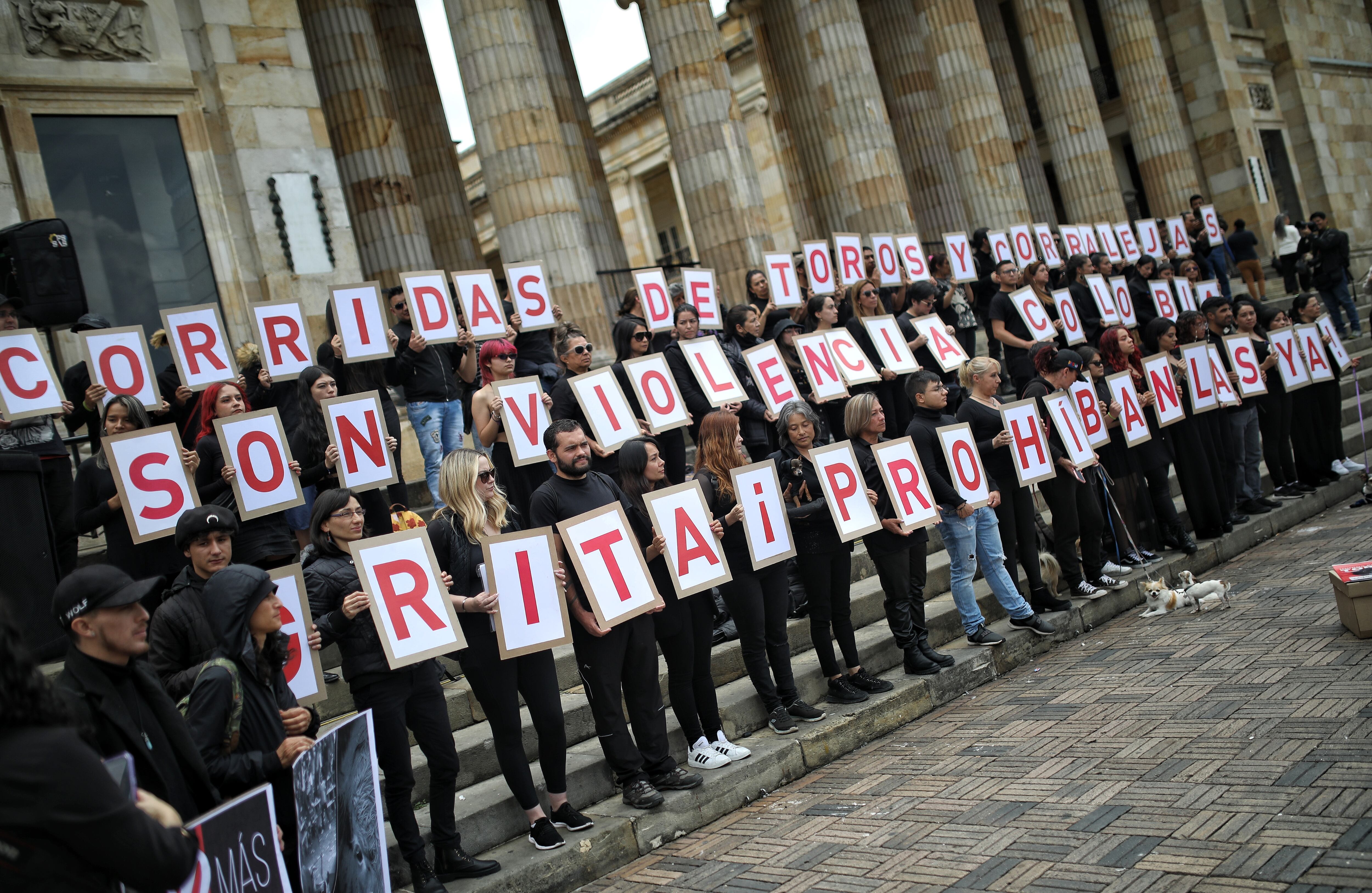Protesta antitaurina en la plaza de Bolívar frente al Congreso de la República