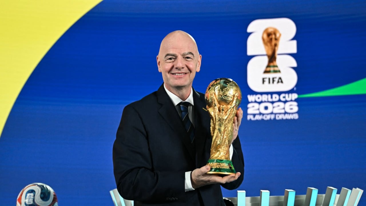 El presidente de la FIFA, Gianni Infantino, posa con el trofeo de la Copa Mundial de la FIFA 2026 tras el sorteo del repechaje europeo de la Copa Mundial de la FIFA 2026 en la sede del fútbol de la FIFA en Zúrich el 20 de noviembre de 2025. (Foto de Fabrice COFFRINI / AFP)