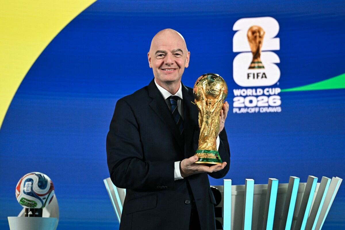 El presidente de la FIFA, Gianni Infantino, posa con el trofeo de la Copa Mundial de la FIFA 2026 tras el sorteo del repechaje europeo de la Copa Mundial de la FIFA 2026 en la sede del fútbol de la FIFA en Zúrich el 20 de noviembre de 2025. (Foto de Fabrice COFFRINI / AFP)