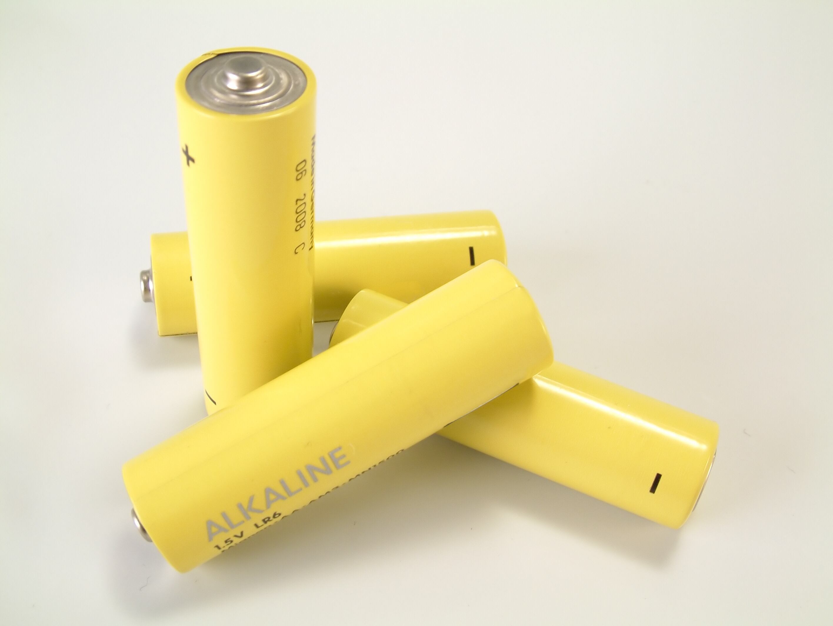 Usualmente, las pilas alcalinas tienen una duración de 6 meses a un año.