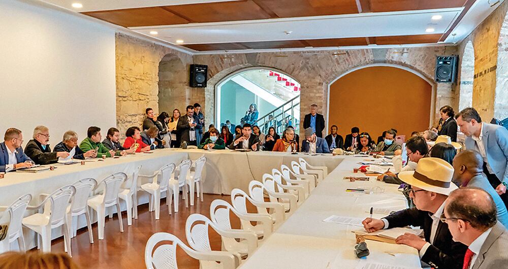  La reunión se llevó a cabo en el Salón Amarillo del Congreso y fue liderada por David Racero, presidente de la Cámara.