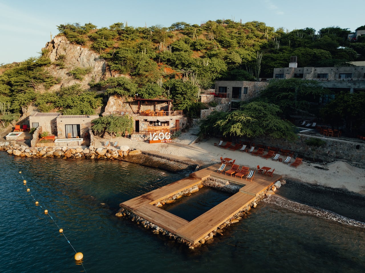 El resultado son pisos inspirados en mosaicos samarios, bricks que filtran la luz natural en el restaurante, contrahuellas cerámicas que conducen a un rooftop con vista a la Sierra y al mar, y revestimientos antideslizantes en la piscina que evocan el movimiento del agua.