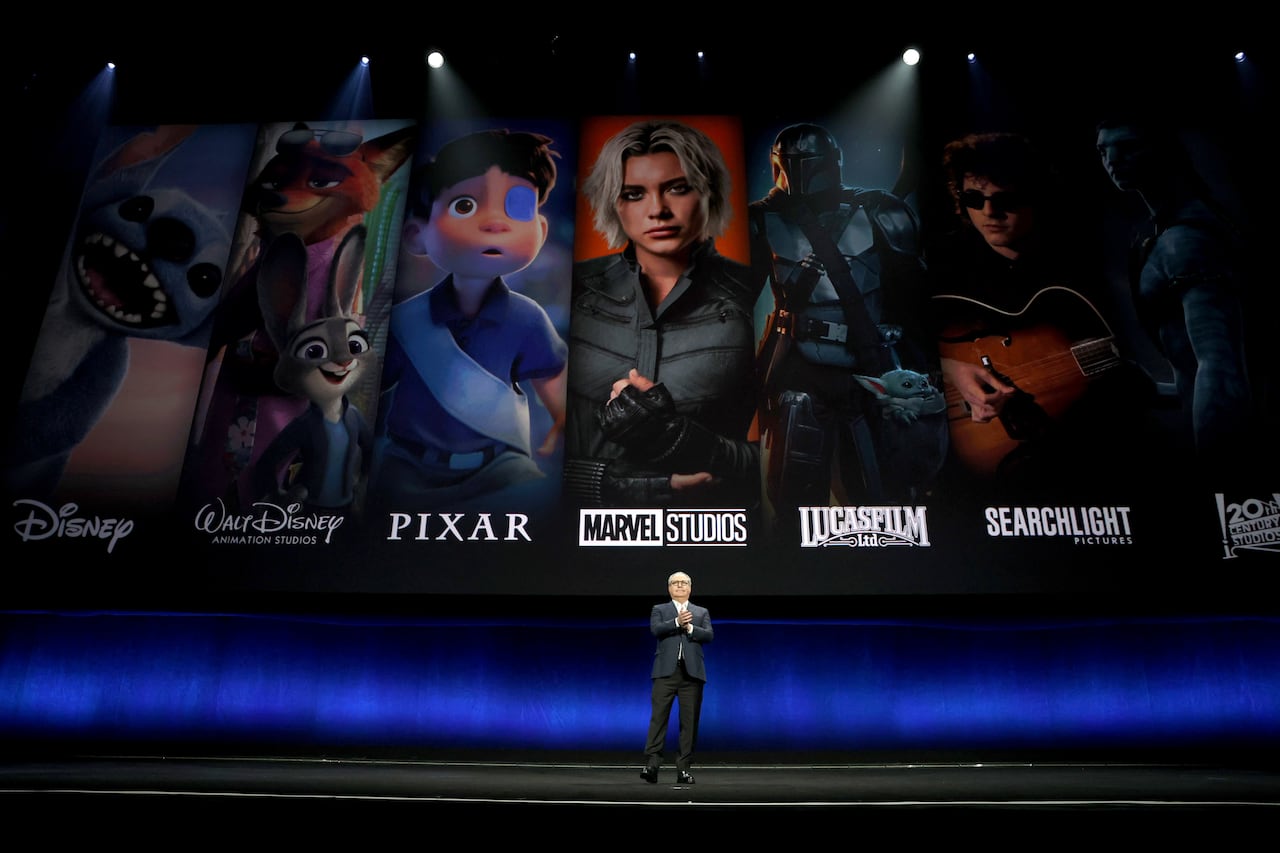 LAS VEGAS, NEVADA - 03 DE ABRIL: Alan Bergman, Copresidente de Disney Entertainment, habla en el escenario durante Disney Studios en CinemaCon 2025 en The Colosseum en Caesars Palace el 03 de abril de 2025 en Las Vegas, Nevada. (Foto de Jesse Grant/Getty Images para Disney)