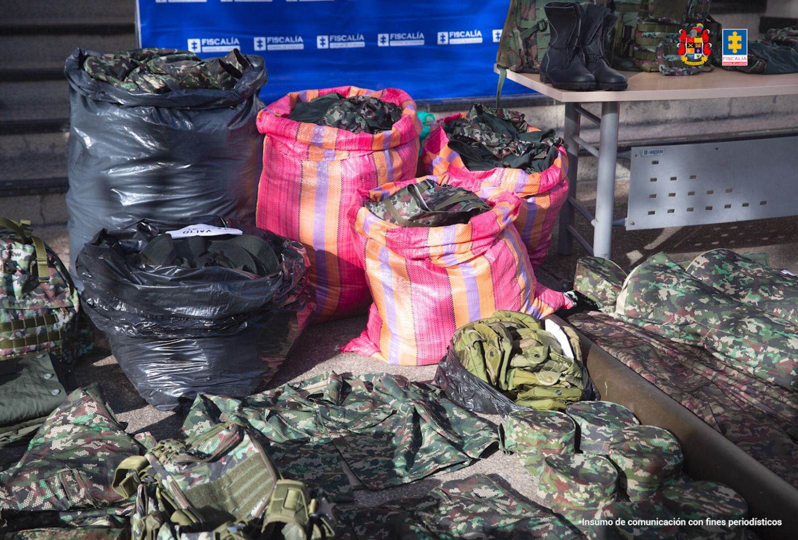 Uniformes militares ilegales encontrados por el Ejército en Bogotá y Tolima.