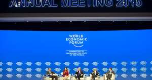 La ejecutiva de Facebook Sheryl Sandbergy, el presidente ejecutivo de Google, Eric Schmidt, el consejero delegado de Microsoft, Satya Nadella, y el consejero delegado de Vodafone, Vittorio Colao, participan en un debate durante la 45 edición del Foro Económico Mundial (WEF), en Davos (Suiza).