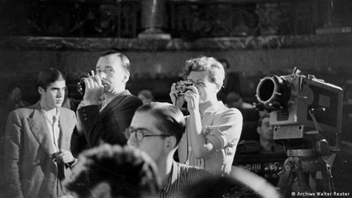 WALTER REUTER: IMÁGENES INÉDITAS DE LA GUERRA CIVIL
Fotografía de fotógrafos
La fotógrafa Gerda Taro y el fotógrafo Luis Vidal, retratados por Walter Reuter durante el Congreso de escritores para la defensa de la Cultura. Valencia, 4-5 de julio de 1937. Fondo Guillermo Fernández Zúñiga.