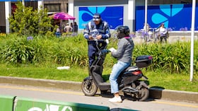 Las personas no solo han optado por los ciclomotores, también por las motos eléctricas, invadiendo las ciclorutas o andenes.