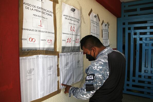 La reciente designación de Amoroso como cabeza del CNE no ayudó a despejar esas dudas. Machado fue inhabilitada en junio para ejercer cargo público por Amoroso, ex legislador oficialista y ahora ex contralor general.