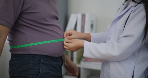 La reducción de peso debe hacerse de  forma progresiva y bajo la supervisión de un profesional.