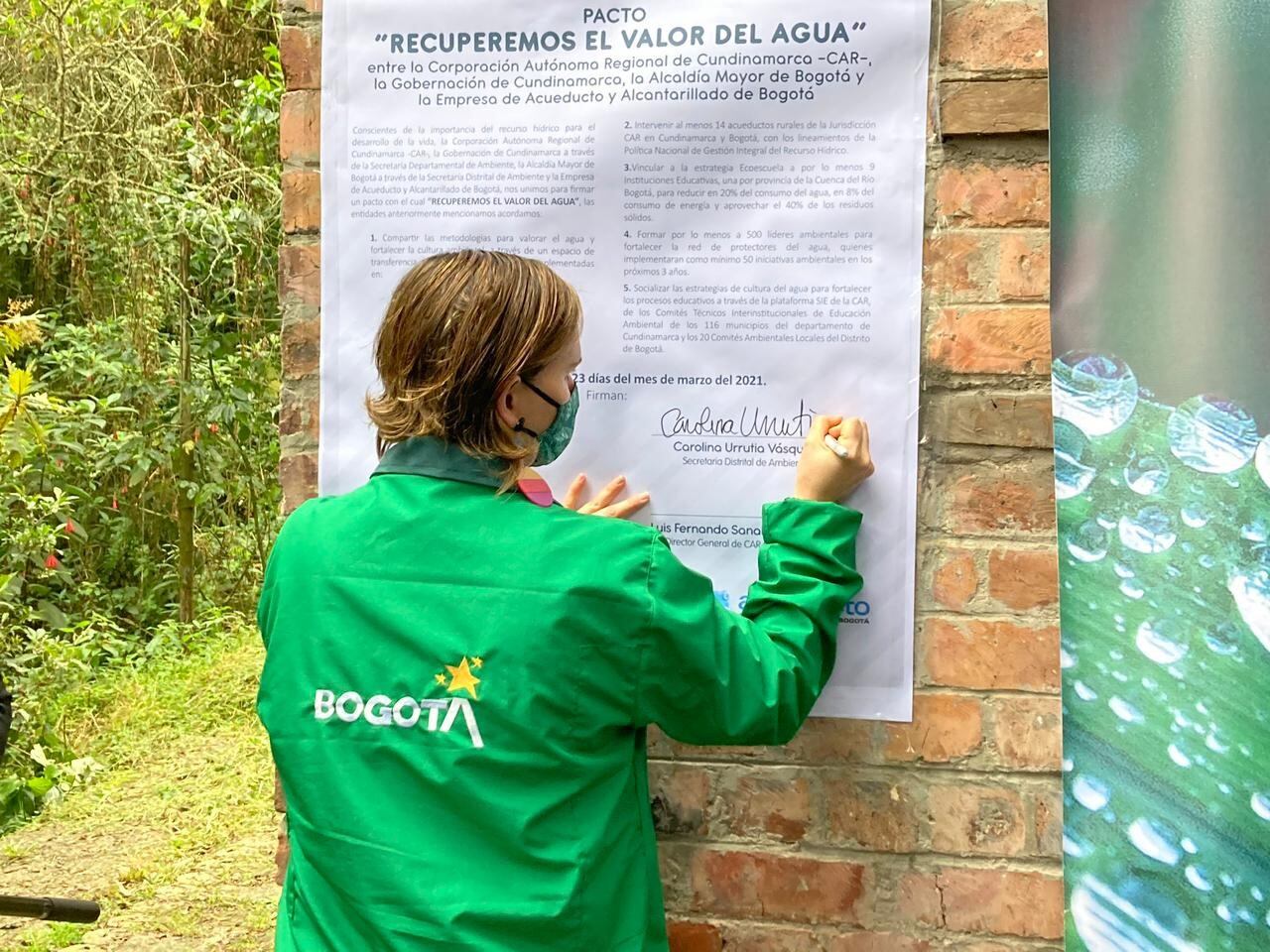 Carolina Urrutia firmó Pacto por el Agua