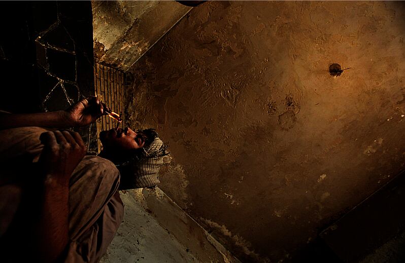 Los consumos que se ven en este país son inhalados, fumados e inyectados. Todos se encuentran masivamente donde funcionaba el Centro Cultural de Rusia en Afganistán. 