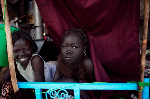 Cada año 3 millones de africanas corren el riesgo de sufrir la mutilación genital. Para realizarla se usan con mucha frecuencia cuchillos, hojas de afeitar y vidrios que, además, no han sido desinfectados previamente.

