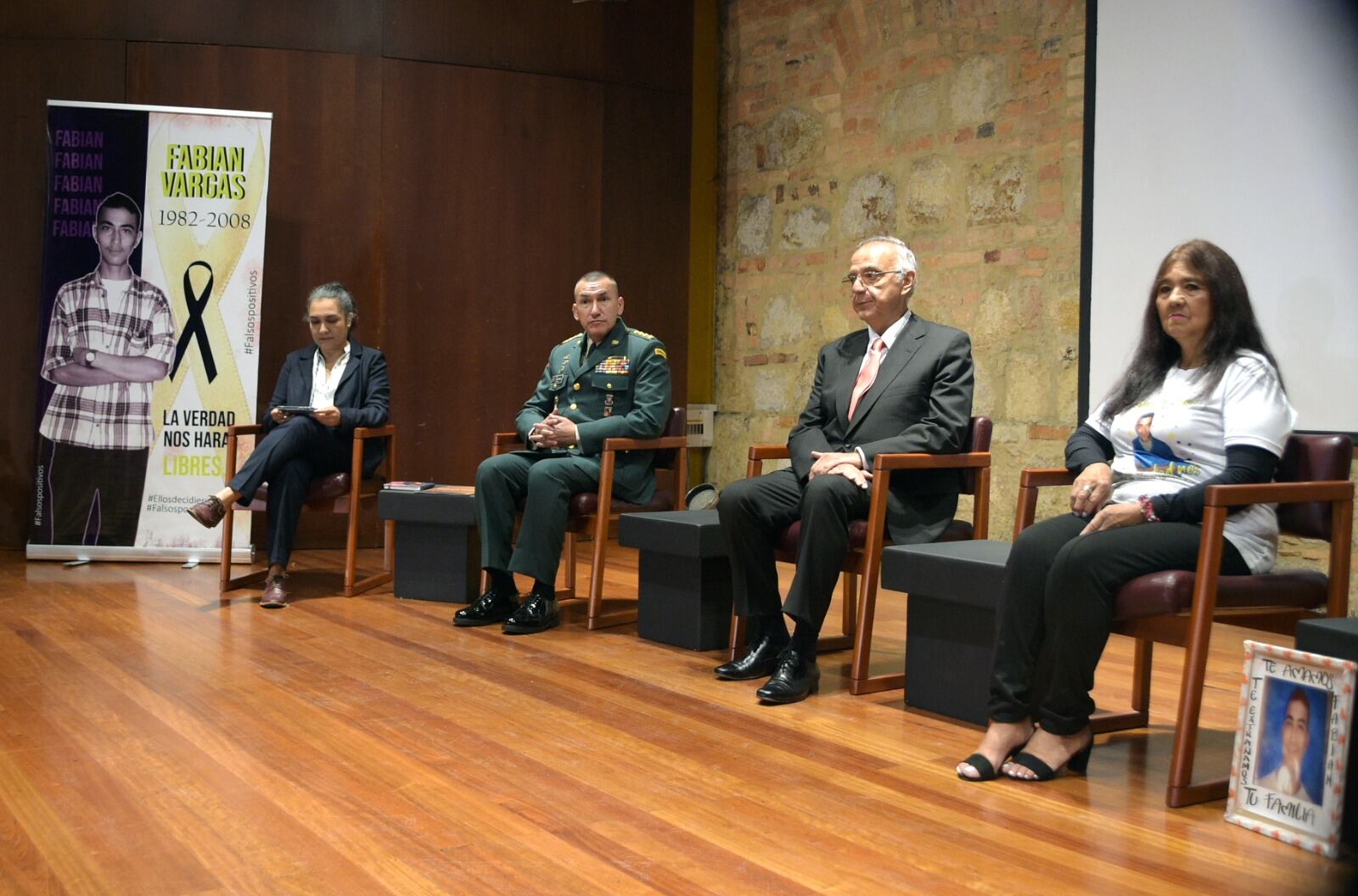 El ministro de la Defensa, Iván Velásquez y el comandante del Ejército, el general Luis Ospina, ofrecieron perdón por el falso positivo de Alix Fabián Vargas, un joven humilde de Boyacá.