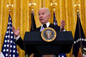 El presidente Joe Biden habla sobre los requisitos de la vacuna COVID-19 para los trabajadores federales en el East Room de la Casa Blanca en Washington, el jueves 29 de julio de 2021 (AP Photo / Susan Walsh).