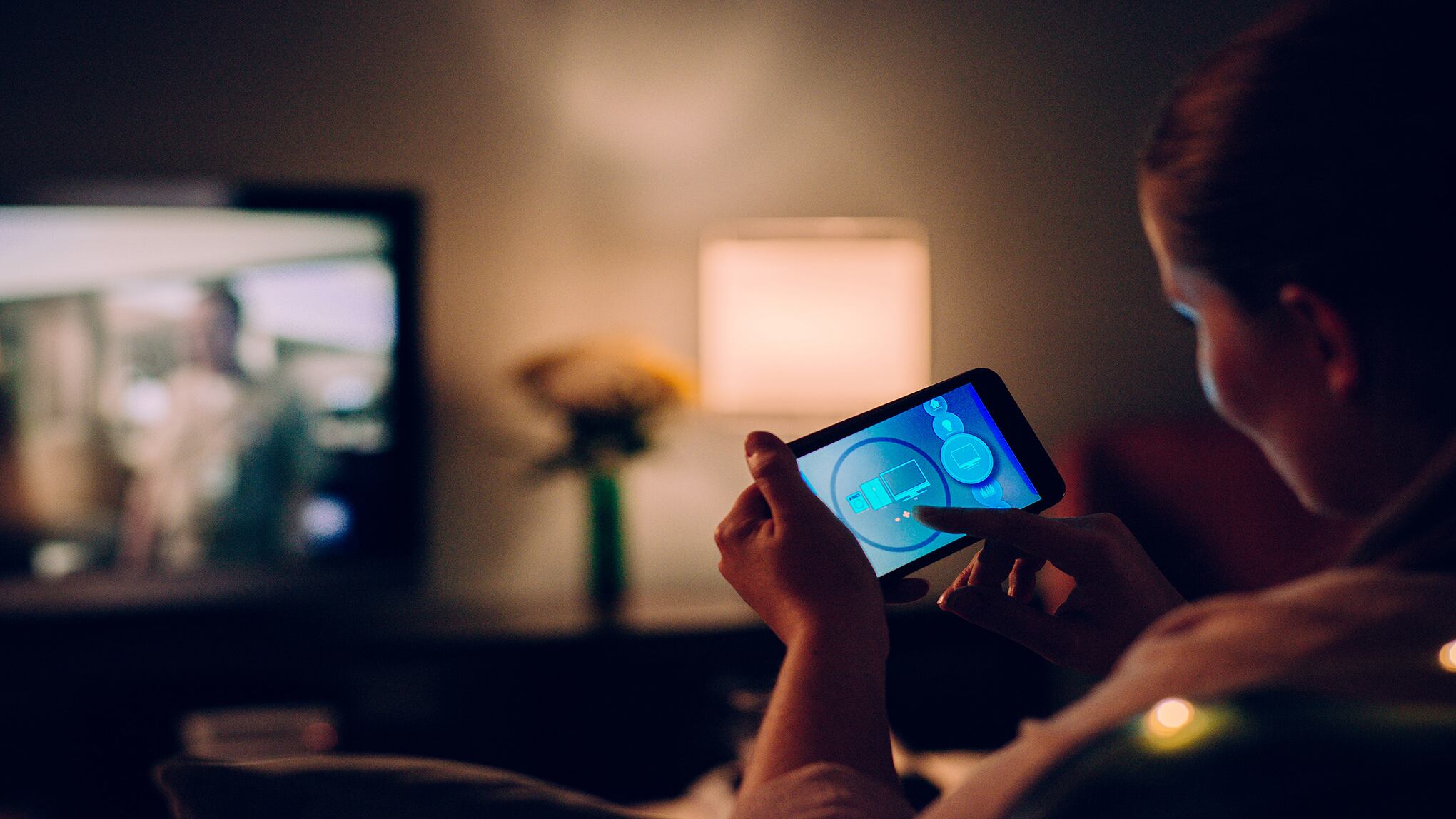 Mujer con aplicación móvil en casa. Mujer con celular