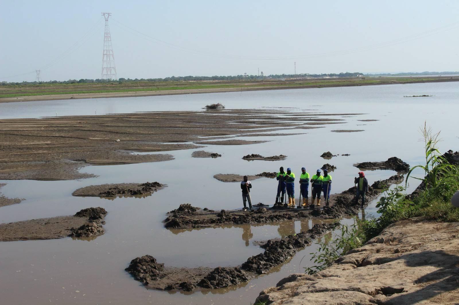 Trabajadores intentan excavar para recuperar agua
