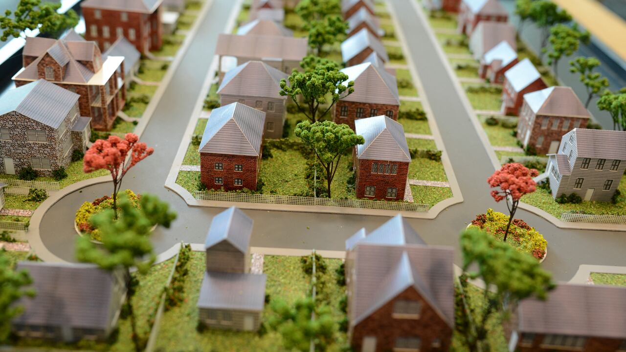 Vista del modelo que simula las propiedades que posee la empresa Portafolio Diversificado en el metaverso y que se llamará 'Platzeeland' en Guatemala. (Photo by Johan ORDONEZ / AFP)