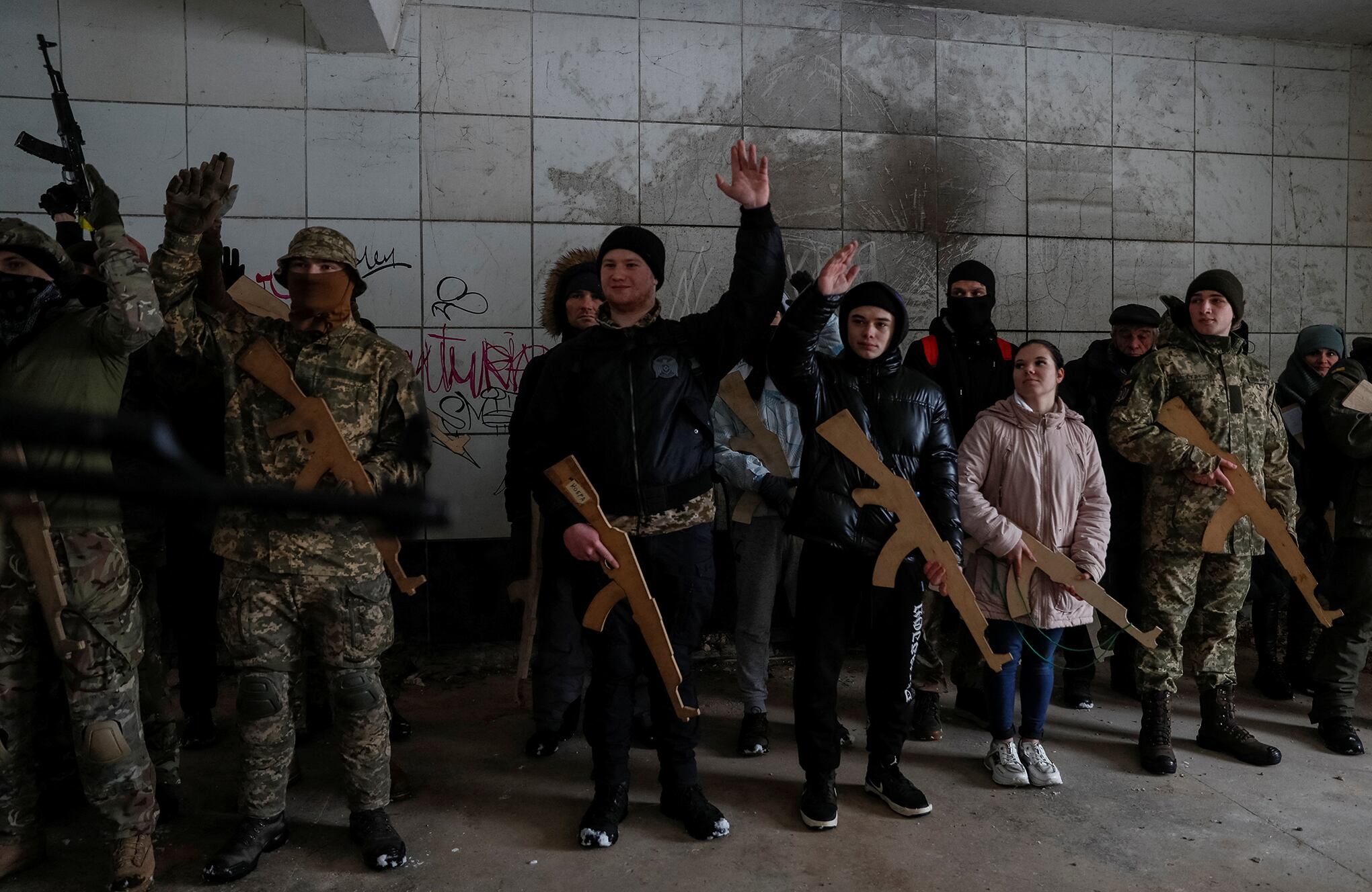 civiles ucranianos entrenan en caso de combate con Rusia