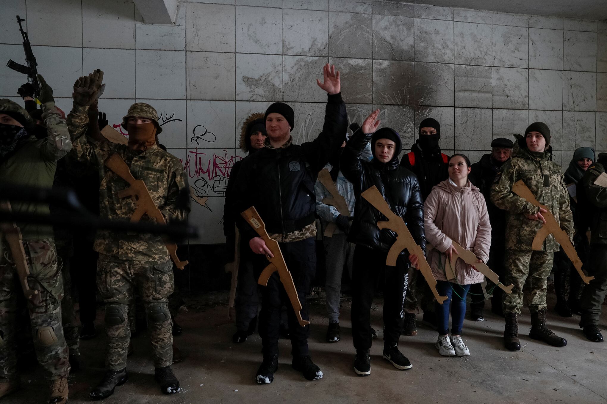 civiles ucranianos entrenan en caso de combate con Rusia