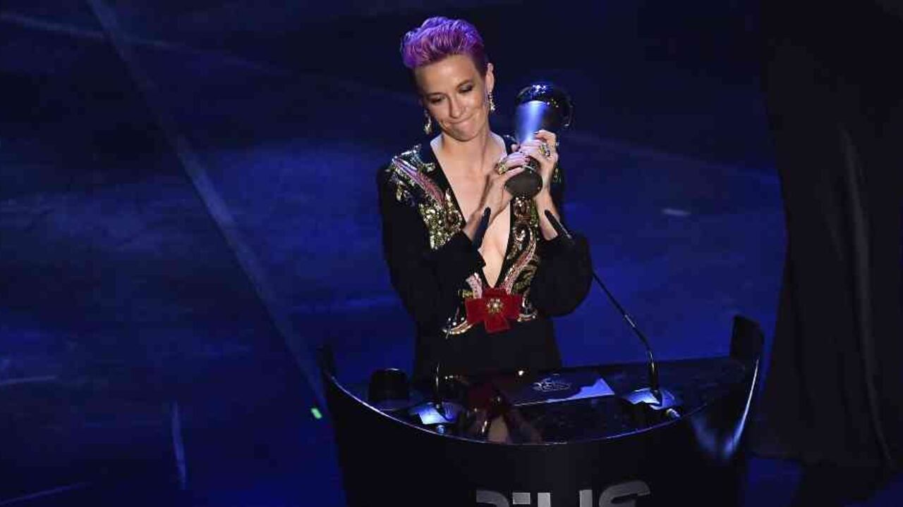 "Quiero dar las gracias a mi familia, a mi novia. A todos mis entrenadores, pero especialmente a Jill Ellis, que me ha ayudado a mejorar mucho y a ser campeona del mundo", agradeció Rapinoe al recibir el premio.