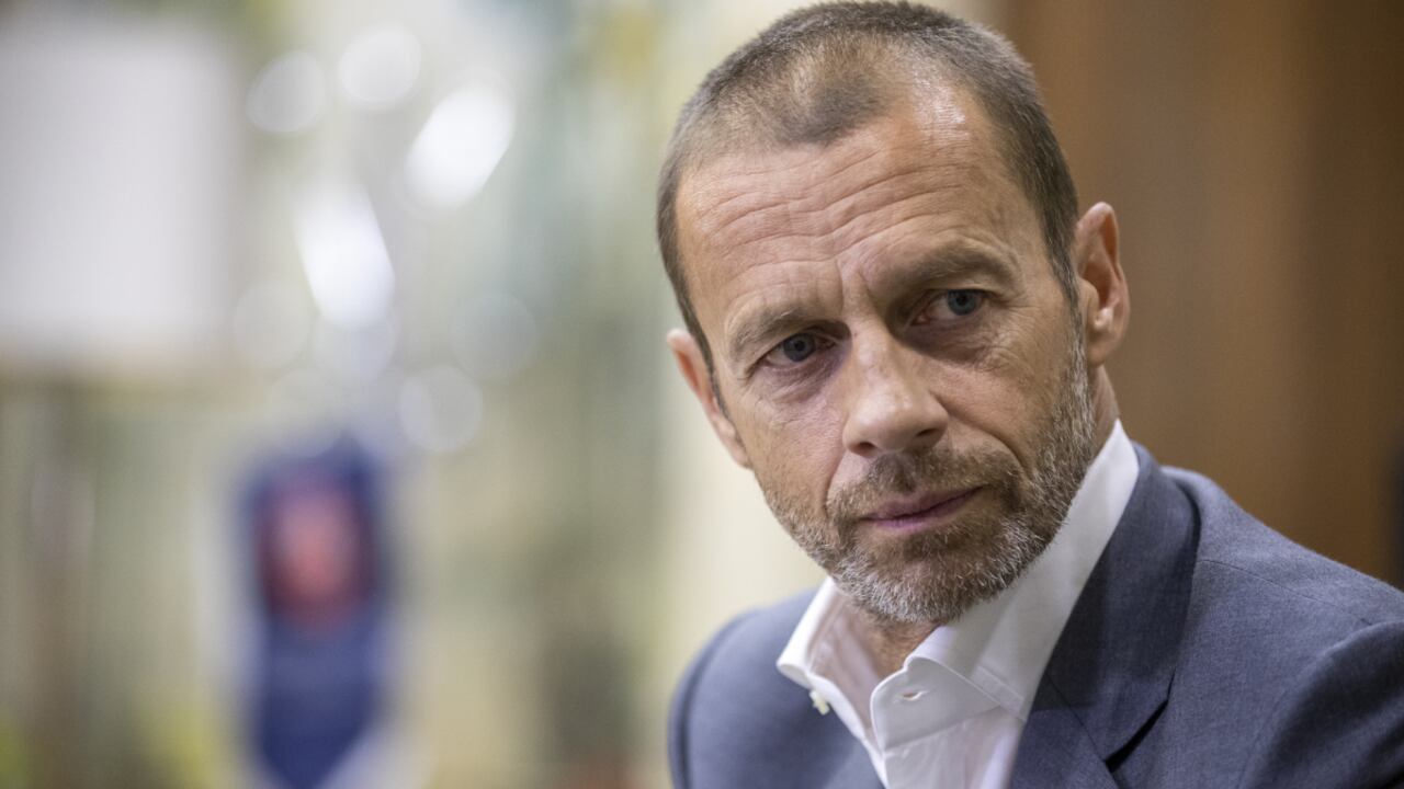 ARCHIVO - Foto del 23 de agosto del 2020, el presidente de la UEFA Aleksander Ceferin n entrevista con The Associated Press. El martes 22 de febrero del 2022, una persona que tiene conocimiento de la situación asegura que la UEFA evalúa la posibilidad de cambiar la sede de la final de la Liga de Campeones fuera de Rusia debido a la situación con Ucrania. (AP/Manu Fernandez)