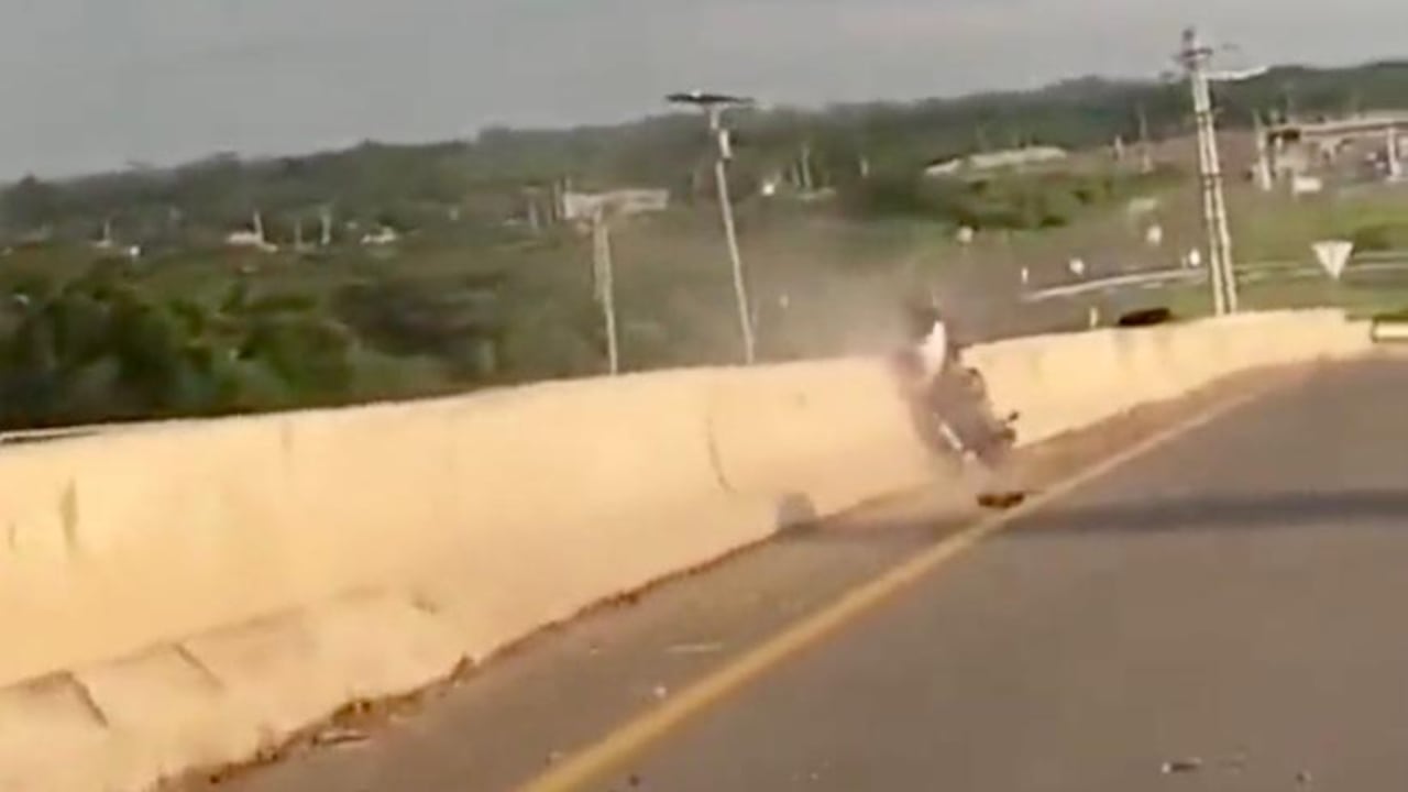 Un hombre manejó en aparente estado de embriaguez varios kilómetros hasta que terminó chocando con un separador vial.