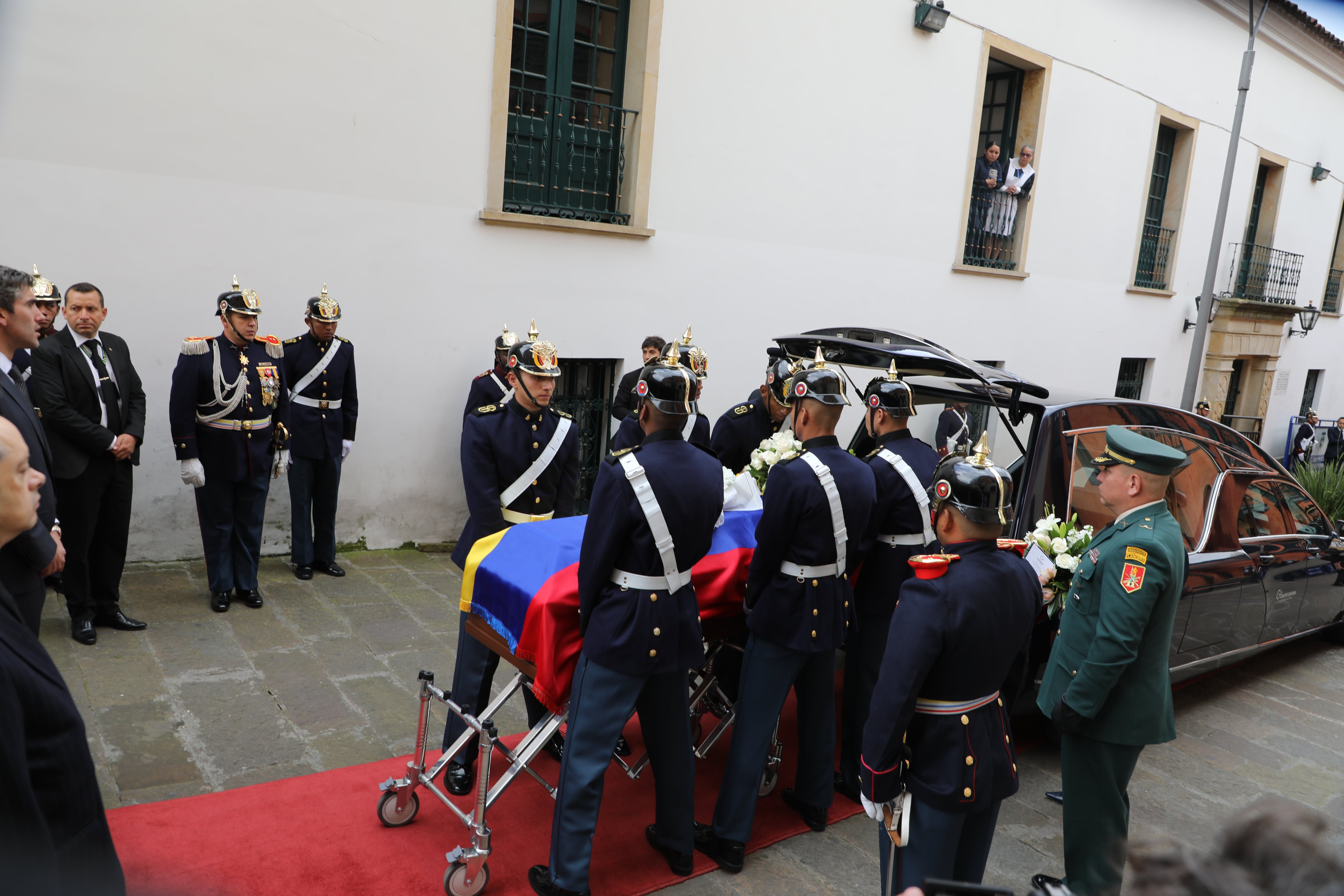 El féretro del exvicepresidente, Germán Vargas Lleras, es escoltado por la guardia presidencial desde el Palacio de San Carlos hasta la Catedral Primada.