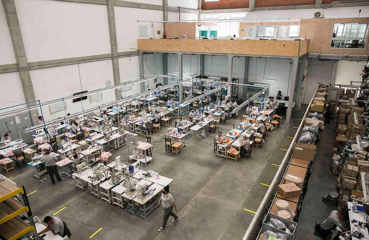 Carolina Restrepo, directora de Innovación y Sostenibilidad de Maaji, dice: “Llevamos más de un mes trabajando en nuevas maneras de mantener los empleos, y además en apoyar con tapabocas a instituciones como el Hospital Pablo Tobón Uribe. Foto: David Estrada Larrañeta - SEMANA