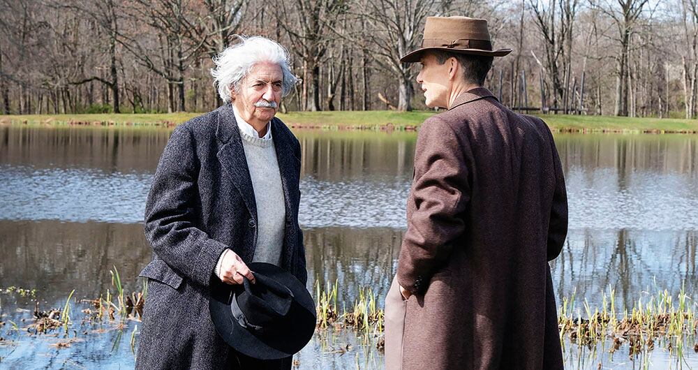 Un diálogo entre Einstein y Oppenheimer,  físicos que hicieron historia y lidiaron con las consecuencias de sus descubrimientos, sirve de punto de partida y cierre para una historia que se narra en varias líneas de tiempo.