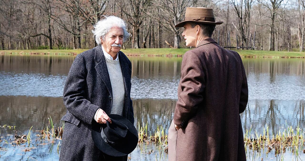 Un diálogo entre Einstein y Oppenheimer, físicos que hicieron historia y lidiaron con las consecuencias de sus descubrimientos, sirve de punto de partida y cierre para una historia que se narra en varias líneas de tiempo.