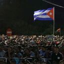 Las personas sostienen una bandera y un retrato de Fidel Castro en honor a su líder político. Las cenizas del revolucionario recorrieron varios lugares de Cuba durante cuatro días. (AP Photo/Ricardo Mazalan)