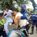 Uno de los agentes de tránsito resultó bastante golpeado.