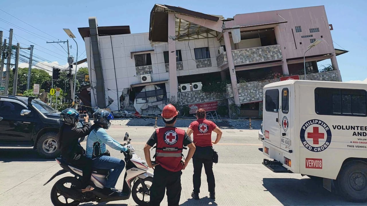 El terremoto causó daños en casas, edificios y puentes.
