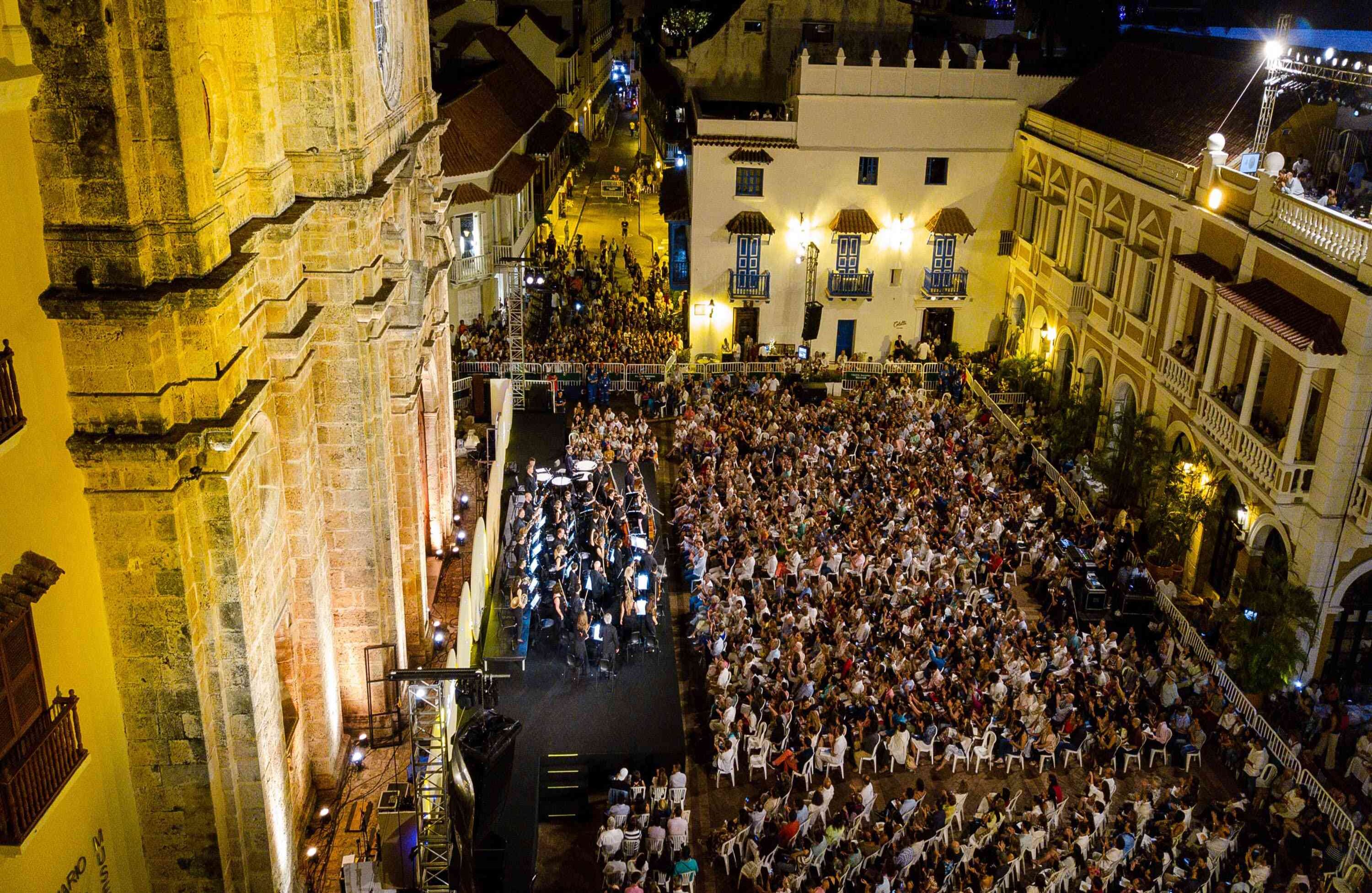 Domingo 6 de enero. Postal del primer concierto gratuito en la Plaza de San Pedro Claver. A las 10:00, la aclamada pianista Angela Hewitt inició el evento con su interpretación del Concierto italiano, BWV 971, de Johann Sebastian Bach. Foto: Wilfredo Amaya.