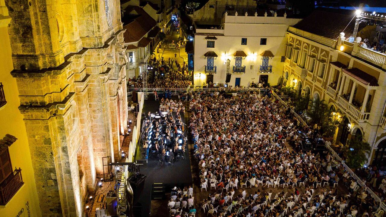Domingo 6 de enero. Postal del primer concierto gratuito en la Plaza de San Pedro Claver. A las 10:00, la aclamada pianista Angela Hewitt inició el evento con su interpretación del Concierto italiano, BWV 971, de Johann Sebastian Bach. Foto: Wilfredo Amaya.