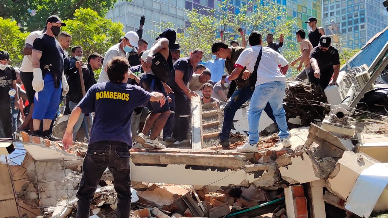“Tenemos todavía cinco pacientes que están debajo de los escombros; estamos tratando de evacuarlos”, dijo la gobernadora del Valle del Cauca, Dilian Francisca Toro, sobre la situación en el Hospital Universitario de Cali.