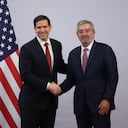 MEXICO CITY, MEXICO - SEPTEMBER 03: U.S. Secretary of State Marco Rubio and Secretary of Foreign Affairs of Mexico, Juan Ramon de la Fuente shake hands during a press conference at the Secretaria Of Foreign Affairs on September 03, 2025 in Mexico City, Mexico. (Photo by Hector Vivas/Getty Images)