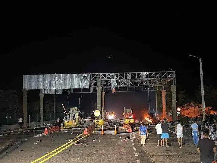 Así quedó el peaje Alto Pino, entre Maicao y Riohacha, tras el atentado de este viernes.