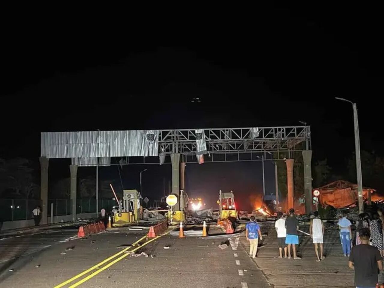 Así quedó el peaje Alto Pino, entre Maicao y Riohacha, tras el atentado de este viernes.