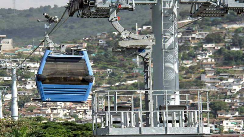MIOCable: sobrevuele 2,2 km de la capital del Valle en los que obtendrá una panorámica de la ciudad. A la salida de la estación Brisas de Mayo en Siloé, encontrará un mural artístico de más de 80 mts ubicado en el mirador “Siloé Visible”. El Municipio invirtió $96.143 millones.