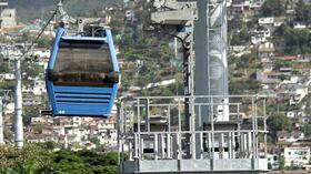 MIOCable: sobrevuele 2,2 km de la capital del Valle en los que obtendrá una panorámica de la ciudad. A la salida de la estación Brisas de Mayo en Siloé, encontrará un mural artístico de más de 80 mts ubicado en el mirador “Siloé Visible”. El Municipio invirtió $96.143 millones.