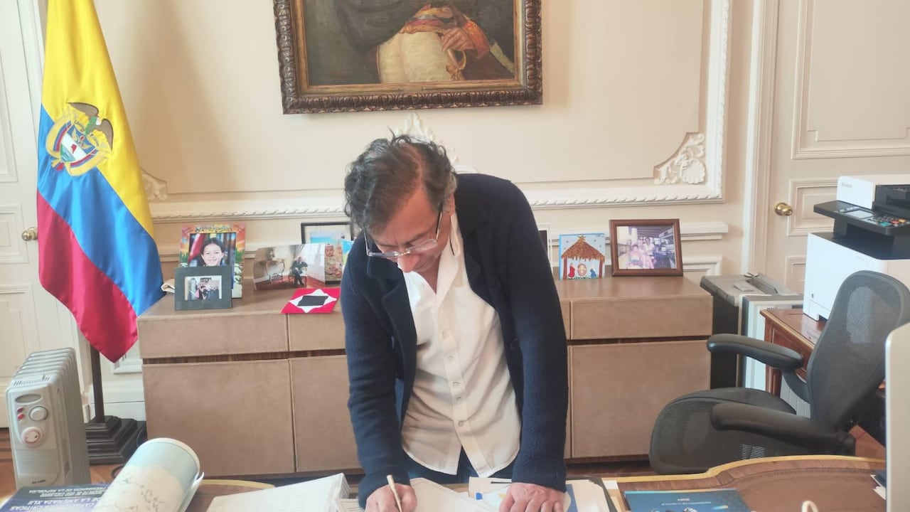 Bandera de la guerra en el escritorio de Petro.