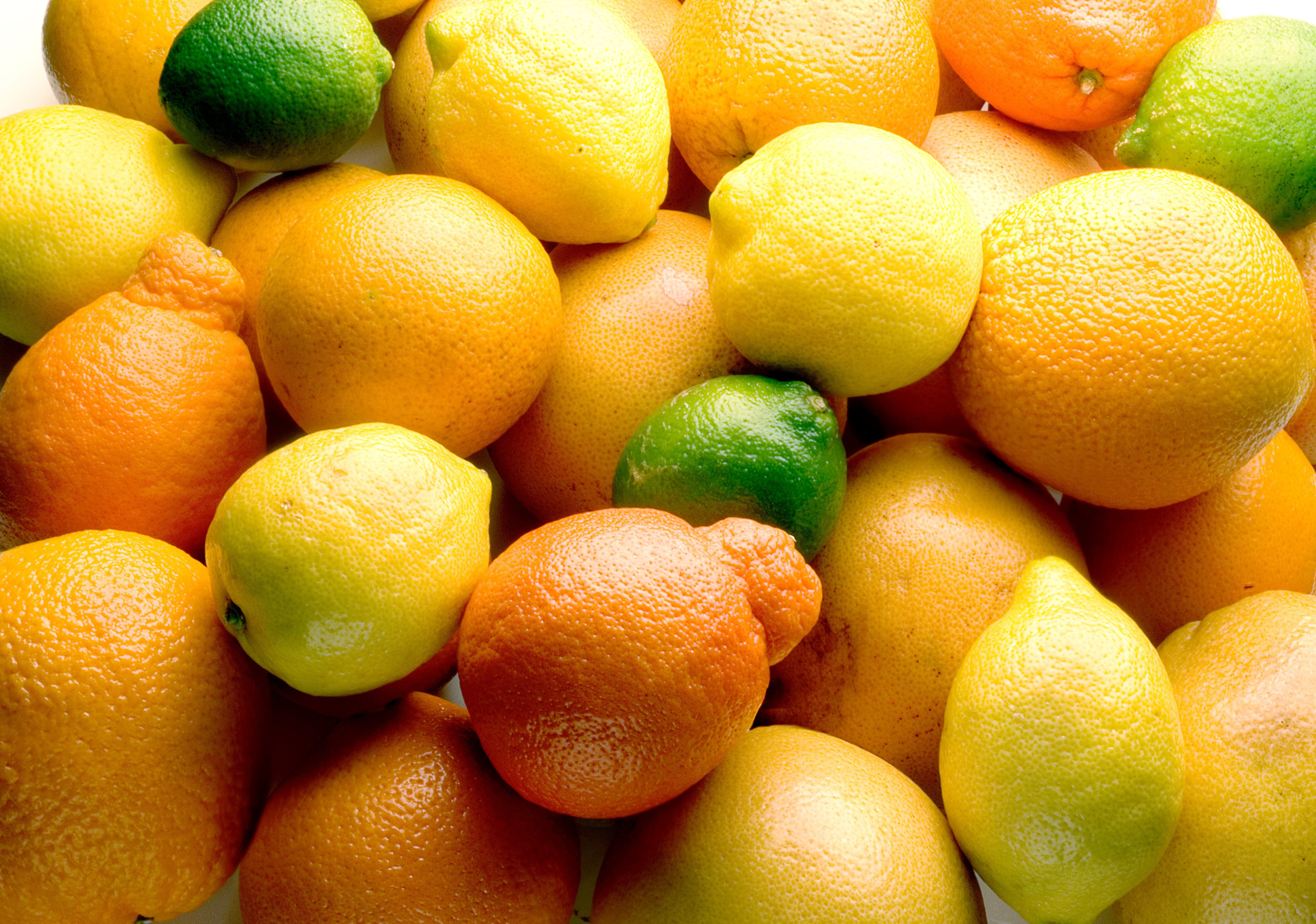 El limón al ser rico en vitamina C puede ayudar a calmar el dolor de garganta.